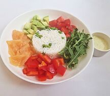 Боул с лососем и рисом с пикантным сливочным соусом