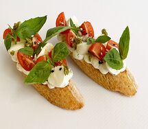 Мини-брускетты с моцареллой, помидорами черри, сливочным соусом и базиликом
