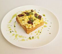 Омлет-скрэмбл с вялеными томатами и сливочным сыром на хлебе Хоккайдо