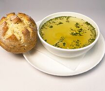 Куриный бульон с перепелиным яйцом, укропом и булочкой с киноа