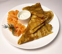 Блины с лососем собственного посола и сырным кремом