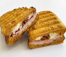 Горячий сэндвич с индейкой и тянущимся сыром с вялеными томатами на томатном хлебе