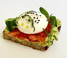 Яйцо пашот с гуакамоле и томатами на хлебе тартин
