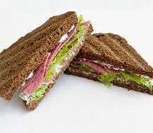 Клаб-сэндвич с говядиной и острым сливочным сыром с халапеньо на бородинском хлебе