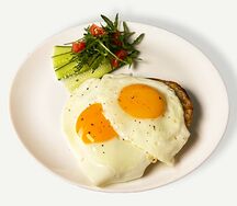 Яичница глазунья с овощами и зеленью