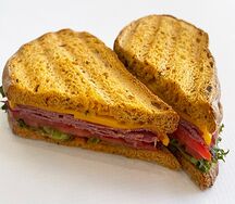 Сэндвич на томатном хлебе с говядиной, помидором и сыром 