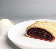 Штрудель из слоеного бездрожжевого теста с вишней и сахарной пудрой