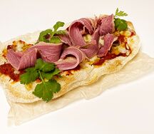 Пиццетта с пастрами из говядины и огурчиками в горчичном соусе 