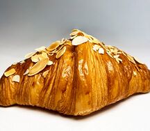 Круассан с заварным кремом и лепестками миндаля