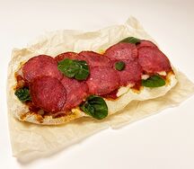 Пиццетта с салями, моцареллой и шпинатом