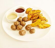 Фрикадельки с печеным картофелем, пикантным сырно-сливочным и брусничным соусом