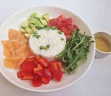 Боул с лососем и рисом с медовой горчично-оливковой заправкой