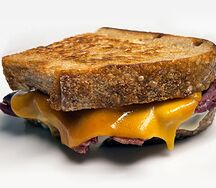 Сэндвич с пастрами из говядины, сливочным сыром и сыром чеддер