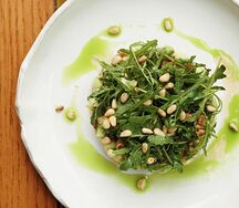 Овощной тартар с авокадо и рукколой