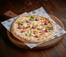 Сладкий хачапур с малиной и сыром маскарпоне