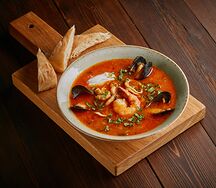 Пикантный томатный суп с морепродуктами