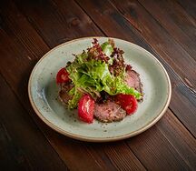 Салат с ростбифом