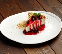 Чизкейк с вишневым соусом