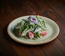 Салат с домашним сыром и помидорами