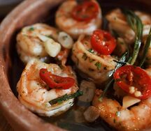 Жареные креветки на кеци