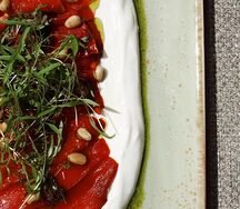 Перец рамиро с муссом из греческого йогурта