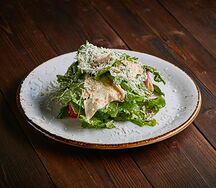 Салат с цицматом, бакинскими помидорами и сулугуни