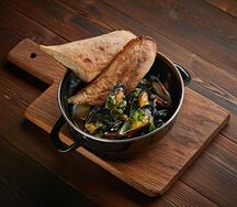 Котелок мидий с соусом на выбор