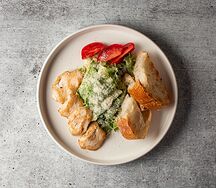 Салат Цезарь с курицей