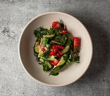 Салат из сладких помидоров, огурца и зелени