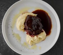 Телячьи щеки с картофельным пюре