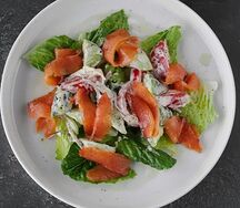 Салат с копченым лососем, авокадо и томатами