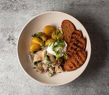 Грузди со сметаной и красным луком