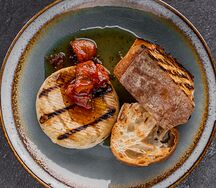 Камамбер, варенье из томатов