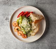 Салат Цезарь с креветками