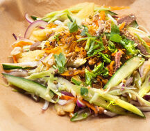 Салат манго с говядиной