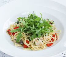 Спагетти с сибасом и рукколой