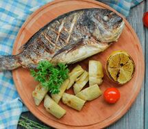 Дорадо с чесноком и петрушкой