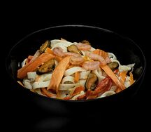 Удон с морепродуктами и сливочным соусом