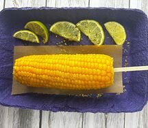 Кукуруза на палочке с солью  