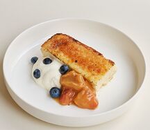 Творожная запеканка с цитрусовой сметаной и манго-муссом