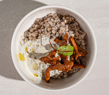 Зеленая гречка с трюфельным муссом и грибами
