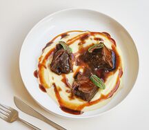 Щечки с картофельным кремом и соусом демиглас 