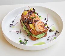 Бриошь с креветками и кремом из авокадо