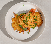 Драники с лососем и яйцом пашот в голландском соусе