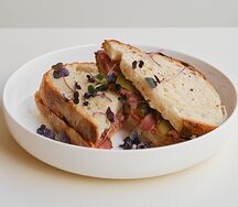 Сэндвич с ростбифом и мармеладным луком 