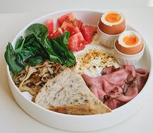 Первый завтрак с ростбифом, крем-фетой и тартином