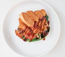 Круассан с лососем, яйцом пашот и голландским соусом