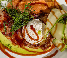 Жареный цыпленок с маринованным кабачком и перечным хумусом