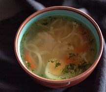 Куриный бульон с яйцом
