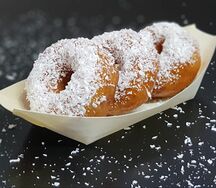 Пончики с кокосовой стружкой